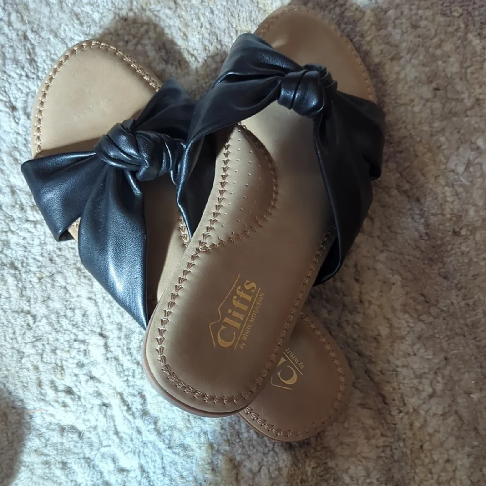 Cliffs by WHITE MOUNTAIN Black and Tan Knotted Sandals